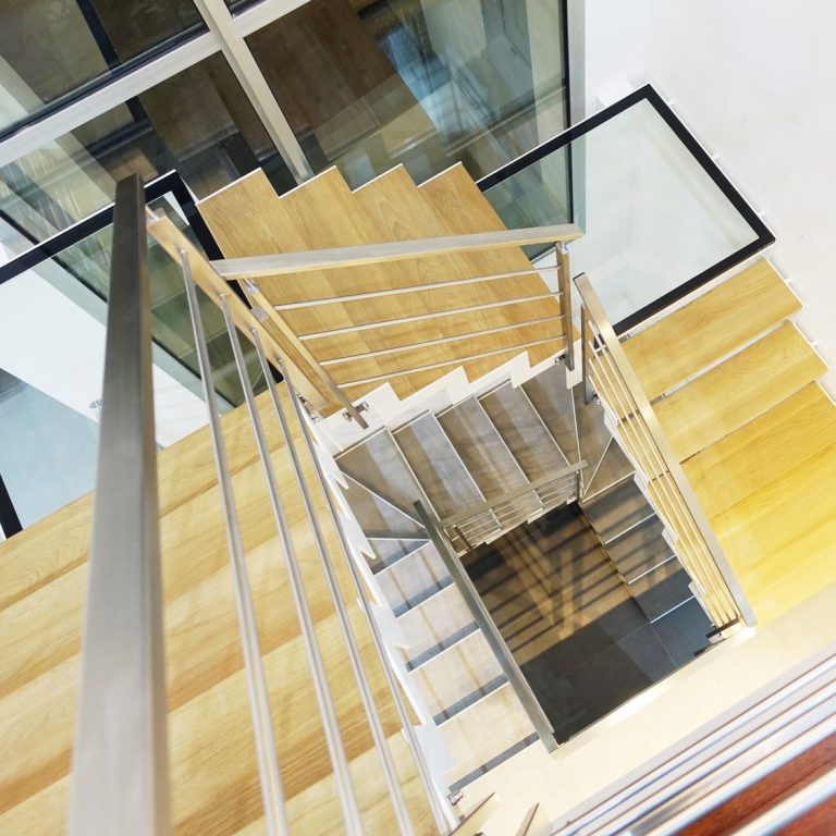 Escalier blanc crémaillère