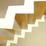 escalier-blanc-double-crémaillère-marches-chêne-01-min