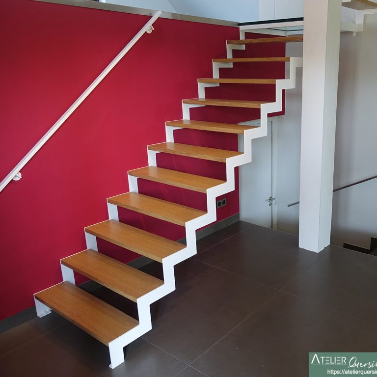 Escalier double crémaillère en acier et marches en chêne