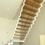 escalier-blanc-double-crémaillère-marches-chêne-02-min