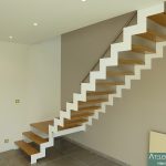escalier-blanc-double-crémaillère-marches-chêne-05-min