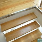 escalier-blanc-double-crémaillère-marches-chêne-08-min