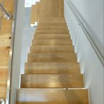 escalier-blanc-double-crémaillère-marches-chêne-09-min
