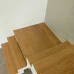 escalier-blanc-double-crémaillère-marches-chêne-10-min