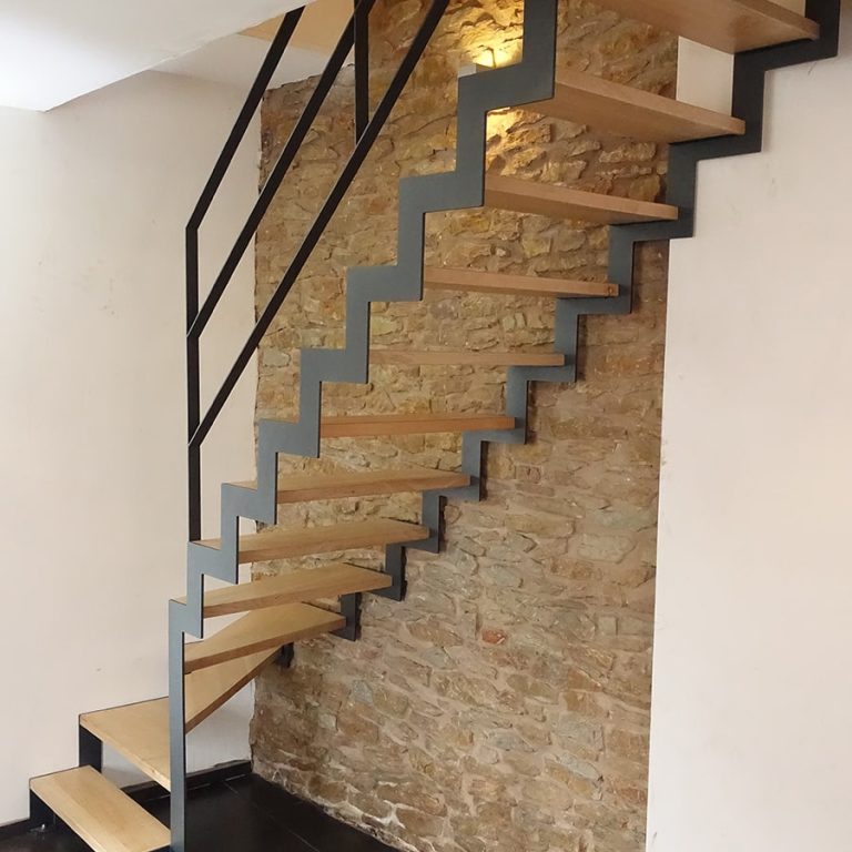 Escalier acier gris et marches en hêtre