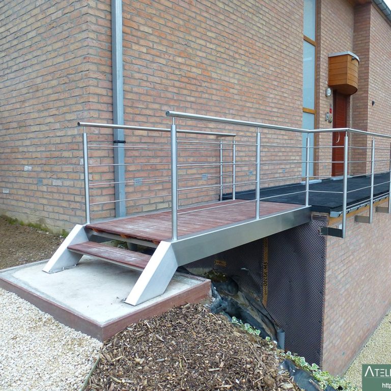 Passerelle extérieure en inox brossé