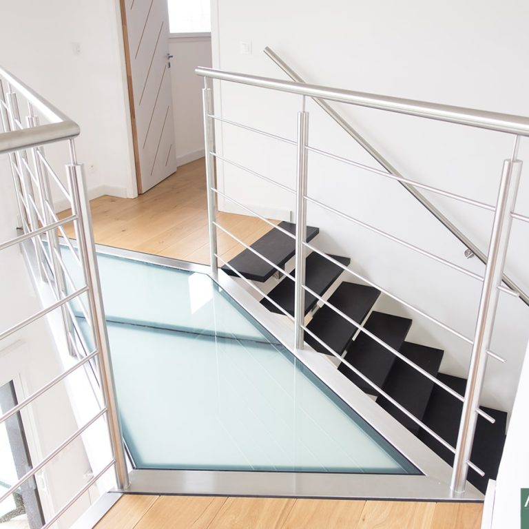 Passerelle en inox et verre opalin